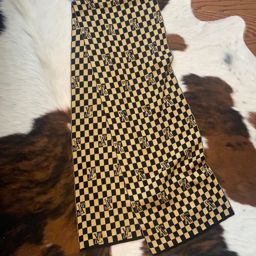 Louis Vuitton look like scarf